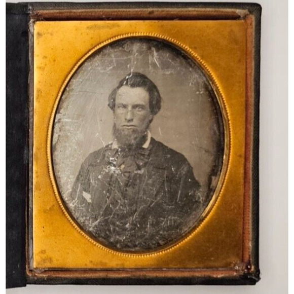 1/6th Plate Daguerreotype Of An Older Man In Half A Union Case With Cover - Picture 1 of 11